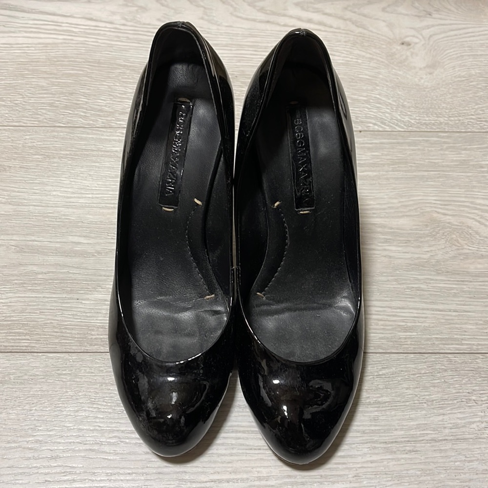 BCBGMAXAZRIA black closed toe heels